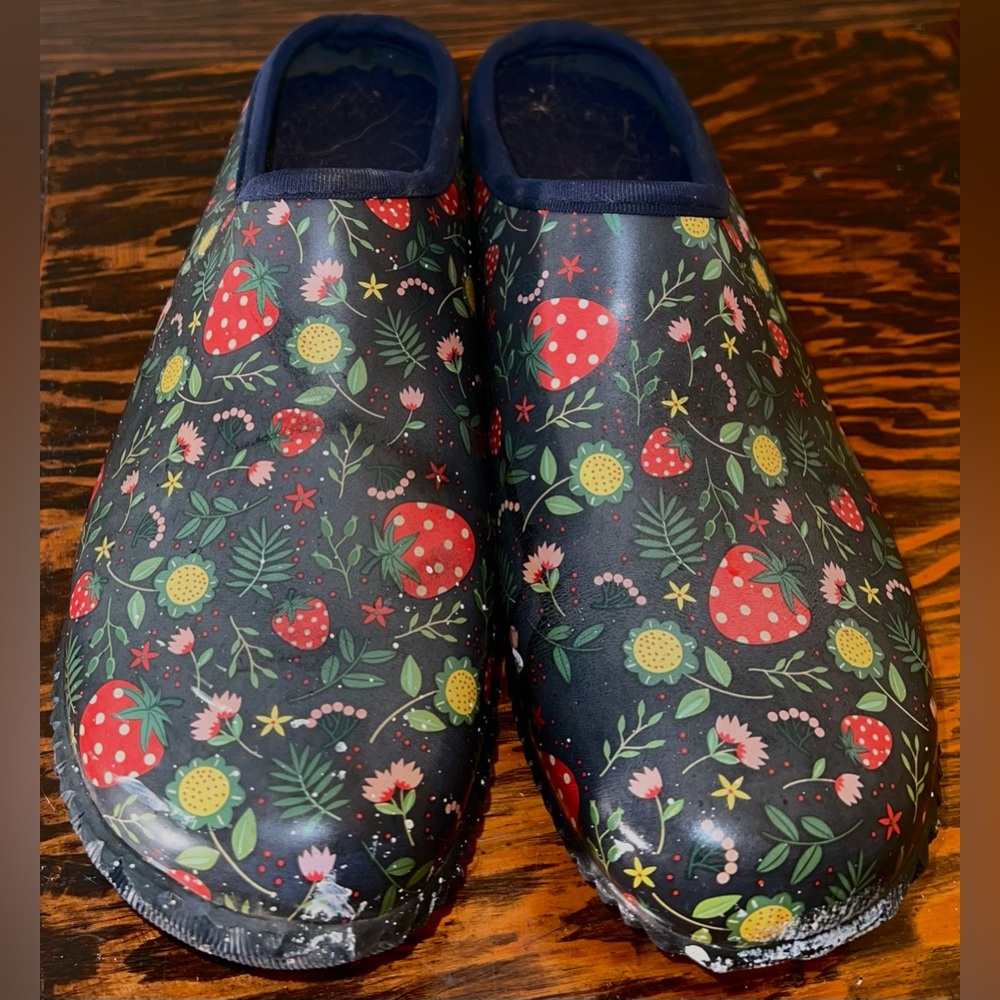 Women’s Floral Patterned Clogs - Picture 2 of 5